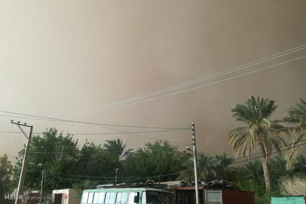 غلظت غبار در فهرج به ۴۰ برابر مجاز رسید/۱۵۰ روستا در محاصره طوفان
