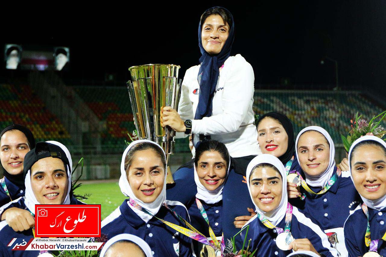 گزارش تصویری از مسابقه فوتبال بانوان شهرداری بم در مقابل ذوب آهن اصفهان و مراسم اهدای جام