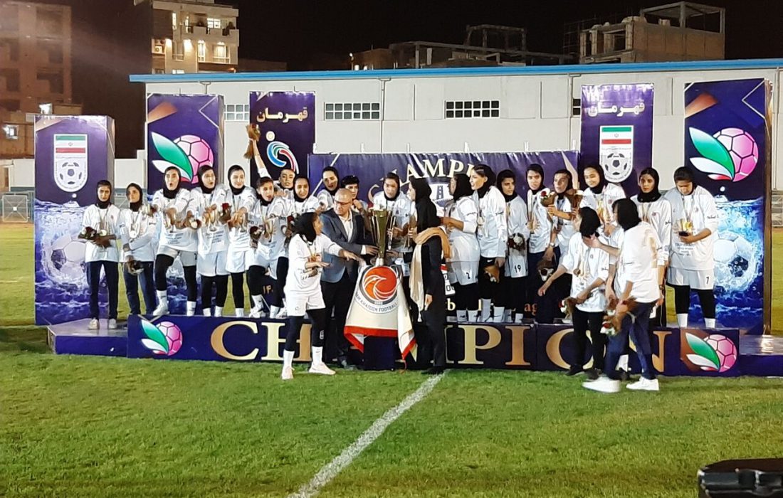 برپایی جشن قهرمانی تیم فوتبال خاتون بم در ایلام