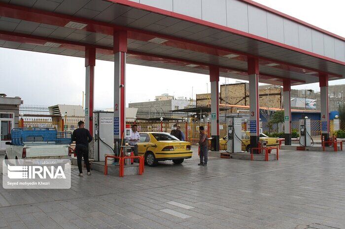 صف بنزین در برخی جایگاه‌های شرق کرمان/مسئولان: بارگیری انجام شده است