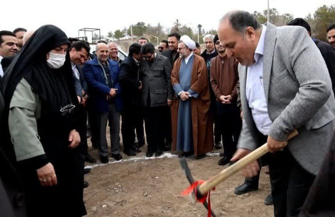 آیین افتتاحیه و کلنگ‌زنی پروژه‌های احداثی درمانگاه تخصصی و استخر شنای شهرستان رابر