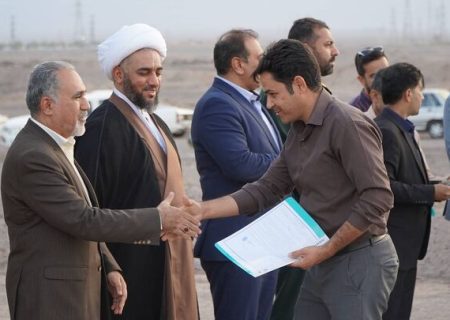 آیین مرحله نخست تحویل ۴۰ قطعه زمین از ۸۰۰ قطعه زمین طرح نهضت ملی مسکن شهر بم