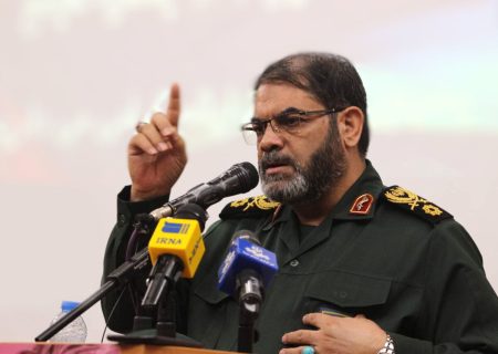 شهدا با گذشت از دنیا و جان، فرهنگ عاشورا را در دفاع مقدس زنده کردند